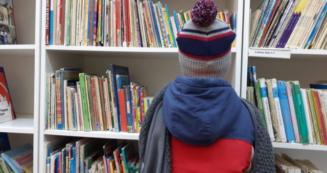 Dziecko w bibliotece