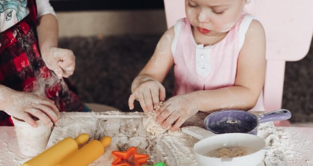 dziecko bawiące się z rodzicem masą solną