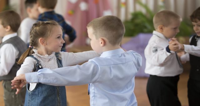 chłopiec i dziewczynka w wieku przedszkolnym tańczący walca