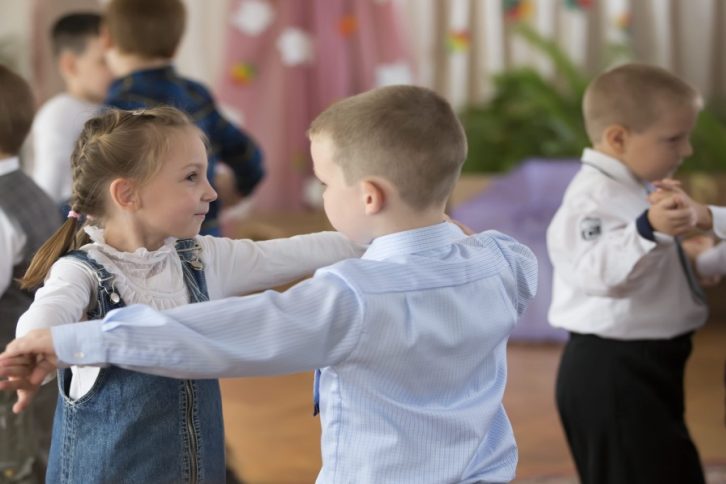 chłopiec i dziewczynka w wieku przedszkolnym tańczący walca